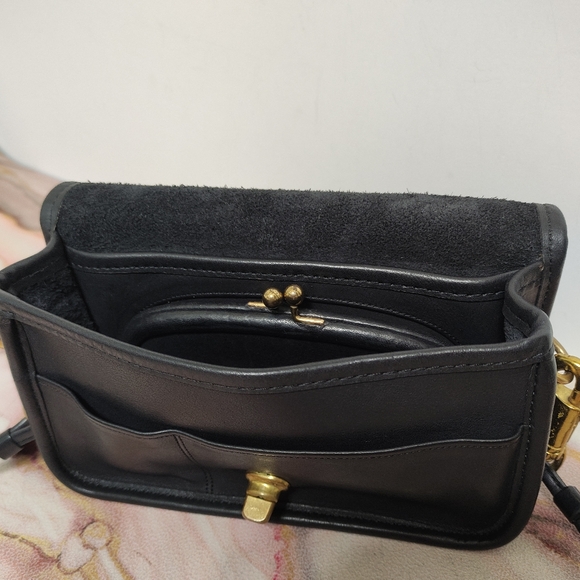 Coach Handbags - RARE Vintage Coach 9385 Shoulder Purse Kisslock Black